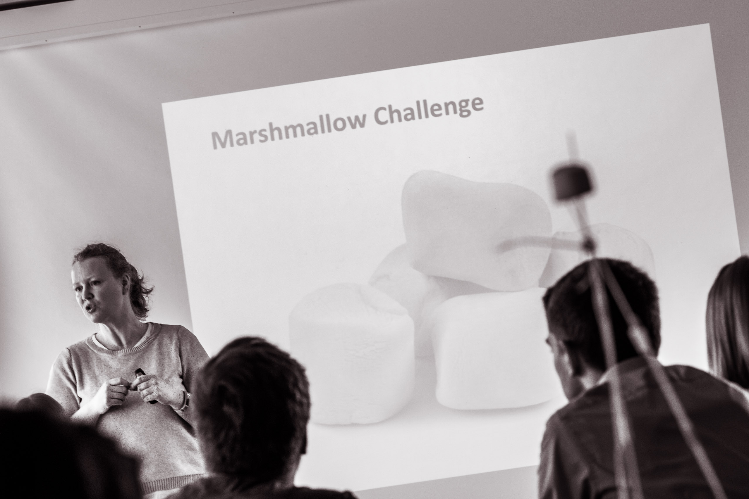 Jana Görs erklärt die Marshmallow Challenge(c)Christian Rössler/TUGZ
